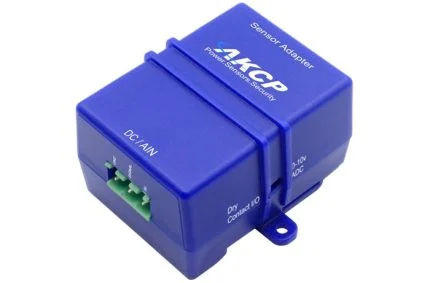 Adaptateur de capteur AKCP SEN-A bleu avec bornier 3 points, vue de trois quarts