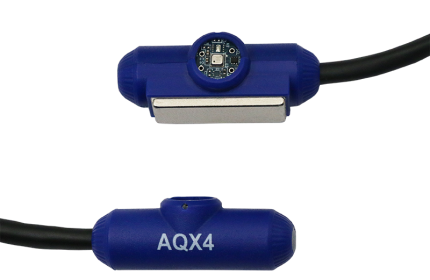 Sonde qualité de l'air AKCP AQx4 sur son câble, vues dessus et profil
