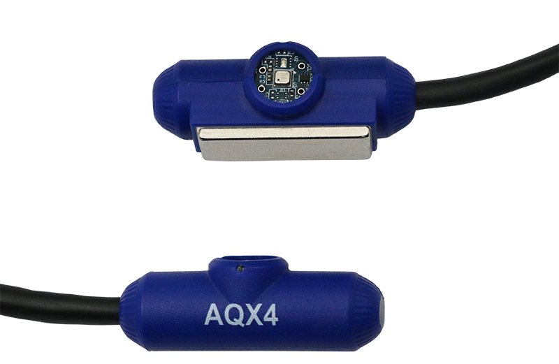 Sonde qualité de l'air AKCP AQx4 sur son câble, vues dessus et profil Sonde qualité de l'air AKCP AQx4 sur son câble, vues dessus et profil