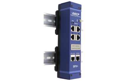 AKCP sensorProbeX+ monté sur rail DIN avec ses quatre ports capteurs RJ45