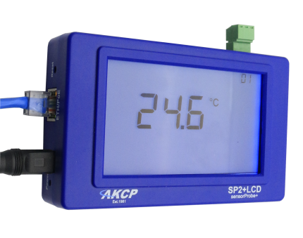 Écran LCD du boîtier AKCP sensorProbe2+ LCD affichant une température de 24,6 °C