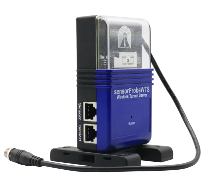 Passerelle AKCP SP-WTS Wireless Tunnel Server sur son support, ports capteurs en façade