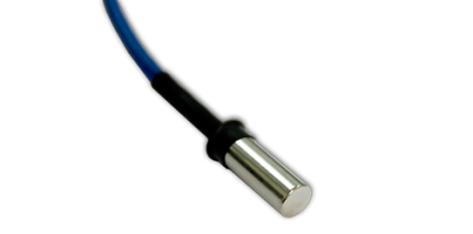 Sonde de température AKCP TMP en tube inox avec câble bleu, vue rapprochée
