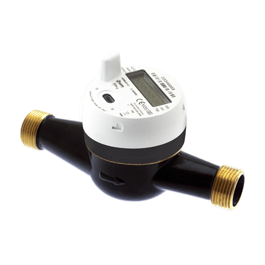 Vue de trois quarts du compteur d'eau LoRaWAN B METERS HYDRODIGIT-M1 et raccords laiton