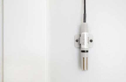 Sonde X-DTHS-P ControlByWEB fixée au mur avec son clip de montage
