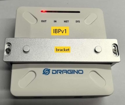 Dragino IBPv1 fixé sur son support métallique à deux étages pour passerelle