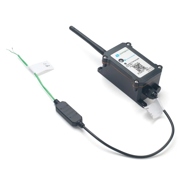 Dragino TC01-LB vu de trois quarts avec câble de raccordement du thermocouple