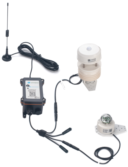 Station météo Dragino WSC2-L avec antenne, capteur de vent et pluviomètre raccordés