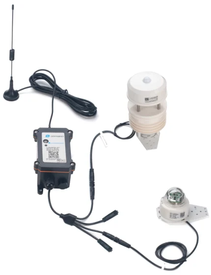 Station météo Dragino WSC2-L avec antenne, capteur de vent et pluviomètre raccordés