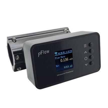 Transmetteur clamp-on Gentos pFlow F3RO avec clavier quatre touches, vue de trois quarts