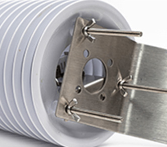 Détail de la fixation inox sous l'abri anti-rayonnement Milesight EM320TH-SS11