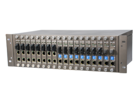 Châssis rack ORing RMC-1000 équipé de 18 cartes convertisseurs fibre, vue de trois quarts