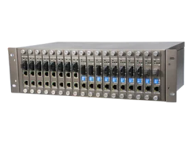 Châssis rack ORing RMC-1000 équipé de 18 cartes convertisseurs fibre, vue de trois quarts