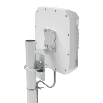 Face arrière de la Poynting XPOL-2-5G avec sortie des deux câbles coaxiaux